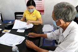 Nhận lương hưu qua t&agrave;i khoản nhiều tiện &iacute;ch