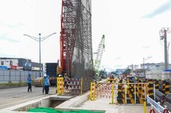 TP Hồ Chí Minh hạ lồng thép thi công ga ngầm ST10 của tuyến metro số 2