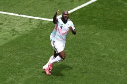 Bỉ ngược dòng không tưởng để vào vòng 16 đội World Cup