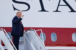 Cận cảnh ông Trump lần đầu bay trên Không lực Một mới