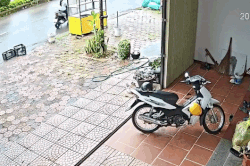 Bé trai 5 tuổi xách cặp, chạy bộ theo xe máy đến tận chỗ làm của mẹ