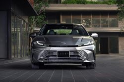 Toyota Camry giảm giá 140 triệu đồng, chỉ còn bản hybrid