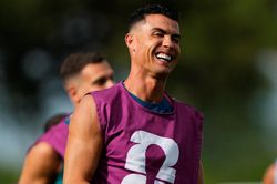 Nụ cười của Ronaldo trước cơ hội phá cột mốc buồn nhất sự nghiệp