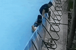 'Khối nghỉ hè' làm sập hồ bơi, nước ập sang nhà hàng xóm như lũ