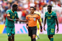 Chiếc áo kỳ lạ của trọng tài World Cup