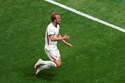 Harry Kane ghi c&uacute; đ&uacute;p với đ&ocirc;i gi&agrave;y hiếm thấy
