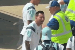 Messi gây sốt khi kiểm tra an ninh