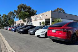 California tung ưu đ&atilde;i 3.500 USD cho người mua xe điện lần đầu