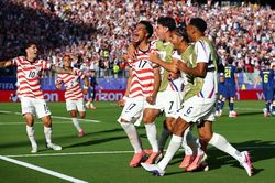 Còn ai cười chê các đội chủ nhà World Cup