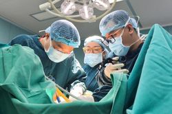 Chủ quan mụn nhọt ở m&ocirc;ng, bệnh nh&acirc;n 26 tuổi l&acirc;m bạo bệnh