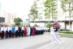 L&atilde;nh đạo Đảng, Nh&agrave; nước v&agrave; TP.HCM d&acirc;ng hoa tưởng nhớ Chủ tịch Hồ Ch&iacute; Minh