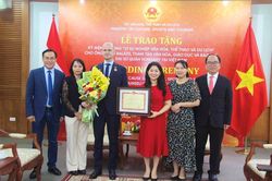 Trao Kỷ niệm chương 'Vì sự nghiệp Văn hóa, Thể thao và Du lịch' cho Tham tán Đại sứ quán Hungary