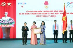 Nhà xuất bản Thông tấn đón Huân chương Lao động hạng Ba