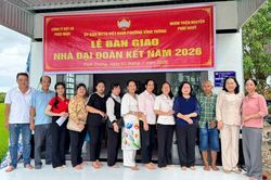 B&agrave;n giao nh&agrave; Đại đo&agrave;n kết cho hộ c&oacute; ho&agrave;n cảnh đặc biệt kh&oacute; khăn