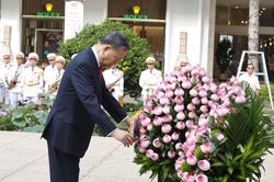 Tổng B&iacute; thư, Chủ tịch nước T&ocirc; L&acirc;m d&acirc;ng hoa kỷ niệm 50 năm Th&agrave;nh phố mang t&ecirc;n B&aacute;c