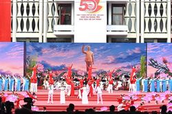 19H TRỰC TIẾP: Cầu truyền hình 'Rạng rỡ tên Người': Khắc họa hành trình 50 năm TPHCM phát triển và vươn mình