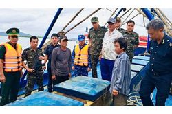 Hải quan phối hợp bắt t&agrave;u chở 30.000 l&iacute;t dầu DO kh&ocirc;ng r&otilde; nguồn gốc