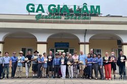 Người trưởng t&agrave;u tận tụy v&agrave; 'sứ giả' văn h&oacute;a tr&ecirc;n những h&agrave;nh tr&igrave;nh đ&ecirc;m