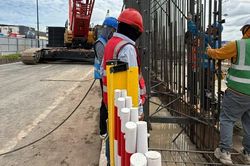 Hạ lồng th&eacute;p phục vụ thi c&ocirc;ng hạng mục quan trọng - tường v&acirc;y nh&agrave; ga ngầm ST10, tuyến metro số 2
