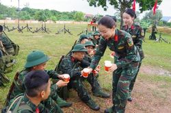 Đồng h&agrave;nh c&ugrave;ng học vi&ecirc;n bằng việc l&agrave;m cụ thể