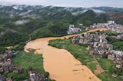 Trung Quốc kích hoạt cơ chế ứng phó khẩn cấp với mưa bão, lũ lụt ở miền nam