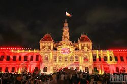 [Ảnh] H&agrave;o hứng c&ugrave;ng m&agrave;n tr&igrave;nh diễn 3D mapping ch&agrave;o mừng 50 năm Th&agrave;nh phố mang t&ecirc;n B&aacute;c