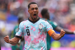 Cầu thủ cãi nhau trên sân, đội tuyển Bỉ vẫn ngược dòng kinh điển ở World Cup