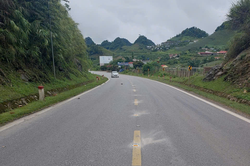 Th&iacute; điểm lắp đặt đinh phản quang sử dụng năng lượng mặt trời tr&ecirc;n Quốc lộ 6