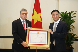Trao Hu&acirc;n chương Hữu nghị tặng Đại sứ Brazil tại Việt Nam