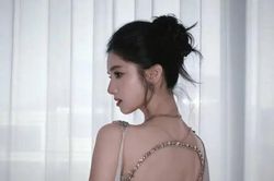 Chiếc váy hở lưng của Trương Tịnh Nghi khiến cư dân mạng trầm trồ không ngớt
