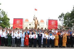 Lãnh đạo Đảng, Nhà nước và TPHCM dâng hoa tưởng nhớ Chủ tịch Hồ Chí Minh