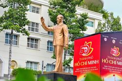 Rực rỡ cờ hoa chào mừng 50 năm TPHCM vinh dự mang tên Bác