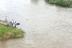 Điều khiển xe máy vượt cầu tạm trên sông, nam thanh niên bị nước cuốn trôi