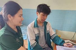 Nam sinh đỗ đầu Quảng Trị v&agrave; h&agrave;nh tr&igrave;nh gồng g&aacute;nh của người mẹ