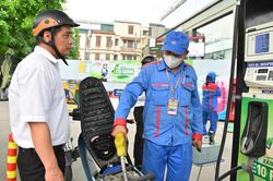 Bộ C&ocirc;ng Thương y&ecirc;u cầu doanh nghiệp kh&ocirc;ng găm h&agrave;ng, bảo đảm nguồn cung xăng dầu