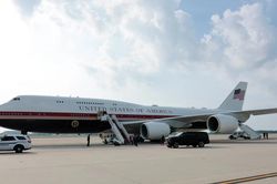 Ông Trump lần đầu đi chuyên cơ 'Nhà Trắng biết bay' xa hoa chưa từng có
