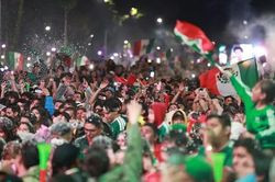 Hàng triệu CĐV Mexico xuống đường ăn mừng chiến thắng, nhiều người thiệt mạng
