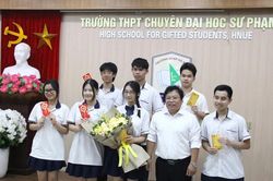 'Choáng' với kết quả thi của lớp học có thủ khoa tổ hợp A01