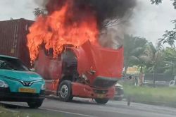 [Clip] Đầu xe container bốc ch&aacute;y ng&ugrave;n ngụt tr&ecirc;n đường cửa ng&otilde; ph&iacute;a T&acirc;y TPHCM