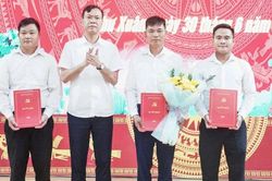 Khi những cử nh&acirc;n đại học về l&agrave;m b&iacute; thư, trưởng th&ocirc;n