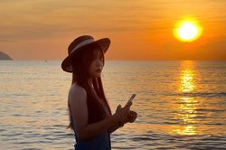 Giới trẻ check in b&igrave;nh minh tr&ecirc;n biển đẹp như phim điện ảnh