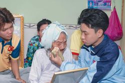 Sinh vi&ecirc;n t&igrave;nh nguyện phục dựng ảnh liệt sĩ tại bi&ecirc;n giới Đồng Th&aacute;p