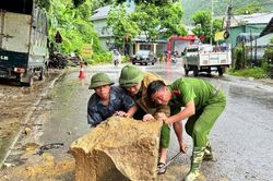 Sau mưa lớn kéo dài, công an, quân đội Lào Cai khẩn trương hỗ trợ người dân khắc phục hậu quả