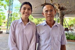 Bố mẹ đi l&agrave;m c&ocirc;ng nh&acirc;n xa nh&agrave;, nữ sinh gọi điện b&aacute;o tin 'con đỗ thủ khoa'