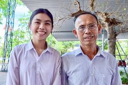 Bố mẹ đi l&agrave;m c&ocirc;ng nh&acirc;n xa nh&agrave;, nữ sinh gọi điện b&aacute;o tin 'con đỗ thủ khoa'