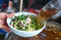 Giá xăng giảm, vì sao bát phở và suất cơm vẫn chưa hạ giá?