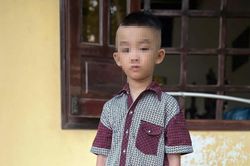 Bé trai 6 tuổi bị bỏ lại trước cổng chùa cùng lá thư viết tay của người 'bí ẩn'