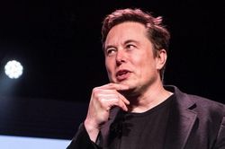 SpaceX của Elon Musk phát triển phần cứng AI bí ẩn mỏng hơn iPhone?
