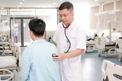 Nam du khách suy thận cấp do chủ quan trong kỳ nghỉ