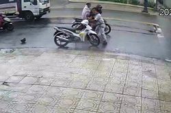 Tấn công người đang dừng đèn đỏ, cướp xe máy